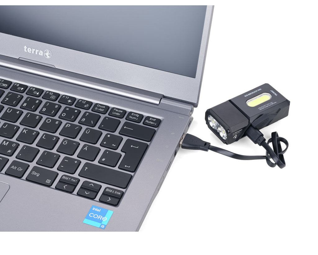 TROIKA Flashlight Eco Knicklicht Duo Black – TOR35/BK charging on Laptop