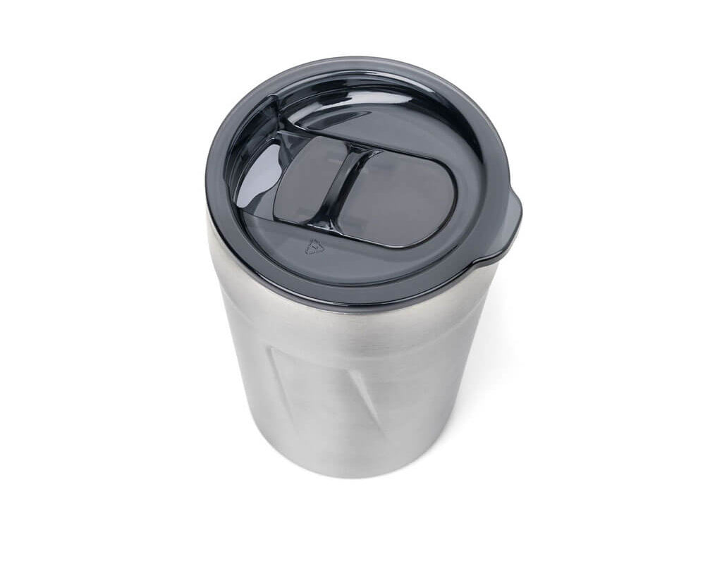 TROIKA CUP-UCCINO silver - top view with secure lid and open drinking spout