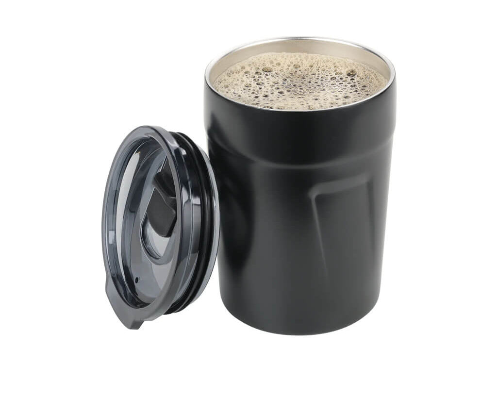 TROIKA ESPRESSO DOPPIO - Thermal cup in matte black. Double-wall insulation, spill-resistant lid and 75% recycled stainless steel for coffee on the go.