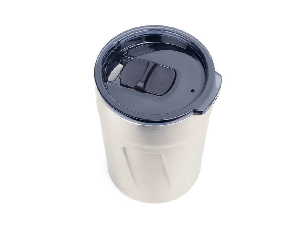 TROIKA ESPRESSO DOPPIO - Thermal cup in matte black. Double-wall insulation, spill-resistant lid and 75% recycled stainless steel for coffee on the go.