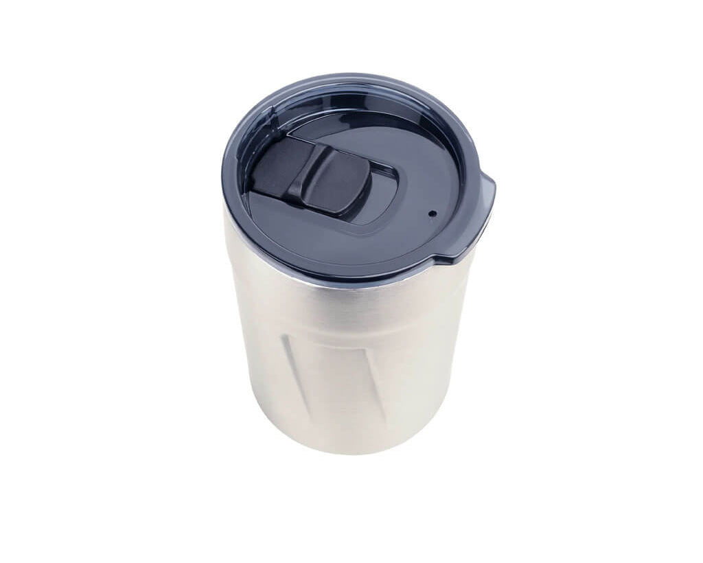 TROIKA ESPRESSO DOPPIO - Thermal cup in matte black. Double-wall insulation, spill-resistant lid and 75% recycled stainless steel for coffee on the go.