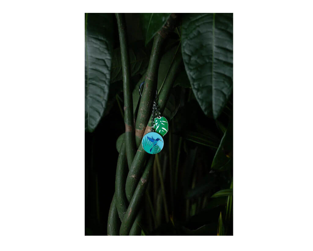 TROIKA KOLIBRI keyring with colourful hummingbird and monstera leaf charms in blue, turquoise and green enamel. A nature-inspired accessory full of charm.