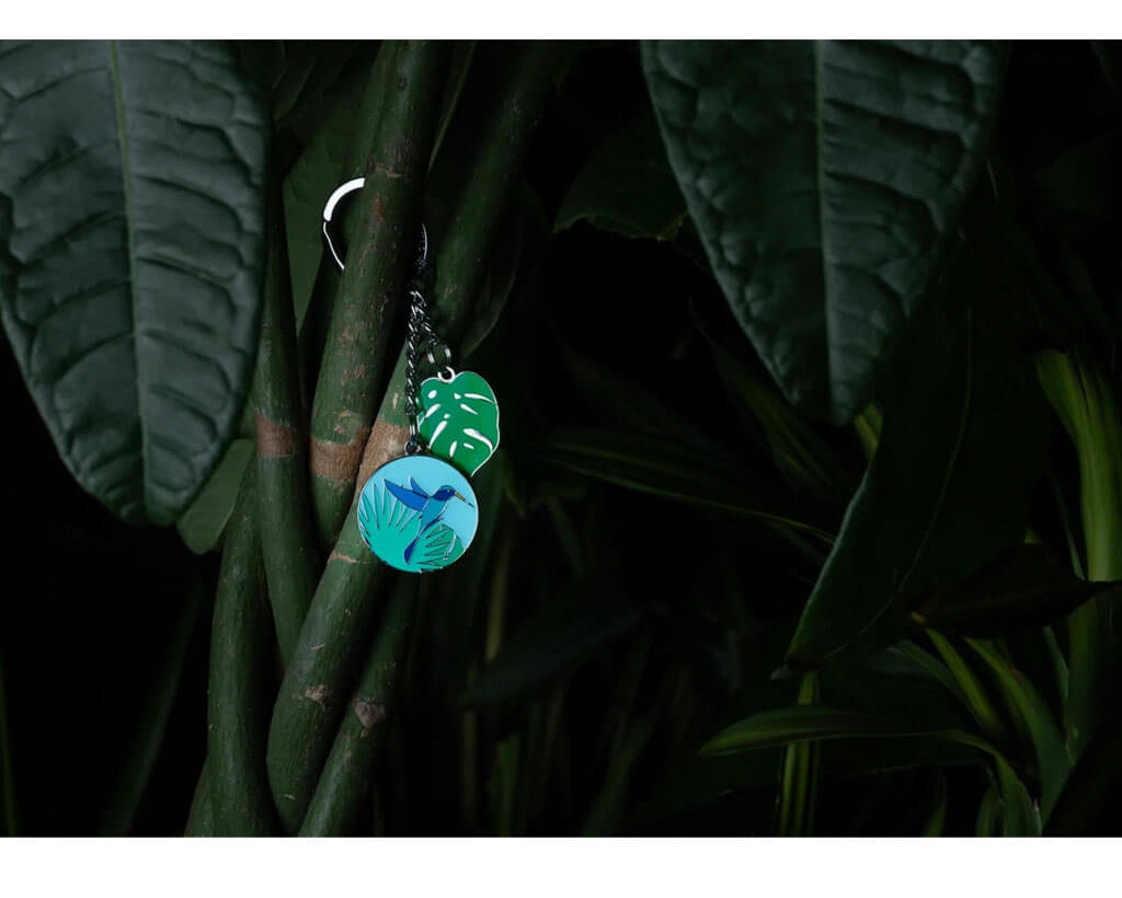 TROIKA KOLIBRI keyring with colourful hummingbird and monstera leaf charms in blue, turquoise and green enamel. A nature-inspired accessory full of charm.
