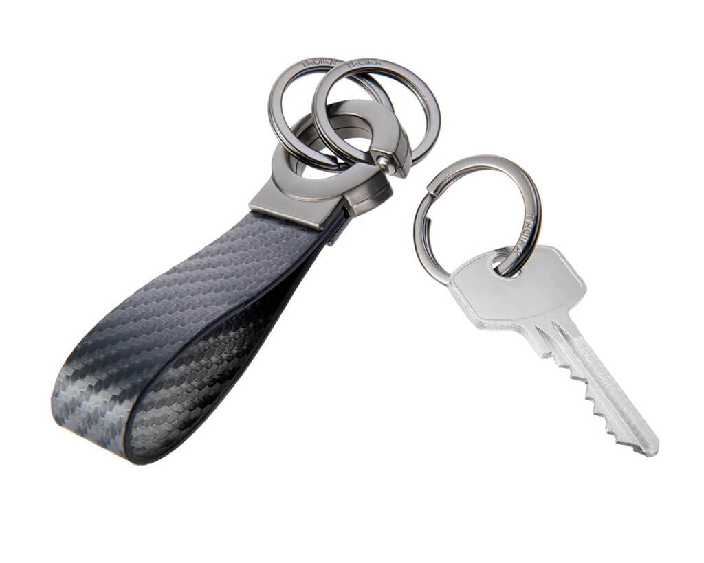 TROIKA KEYCLICK keyring with smart click fastener, carbon-look faux leather loop and 3 separate keyrings. Stylish gunmetal finish for everyday organization.