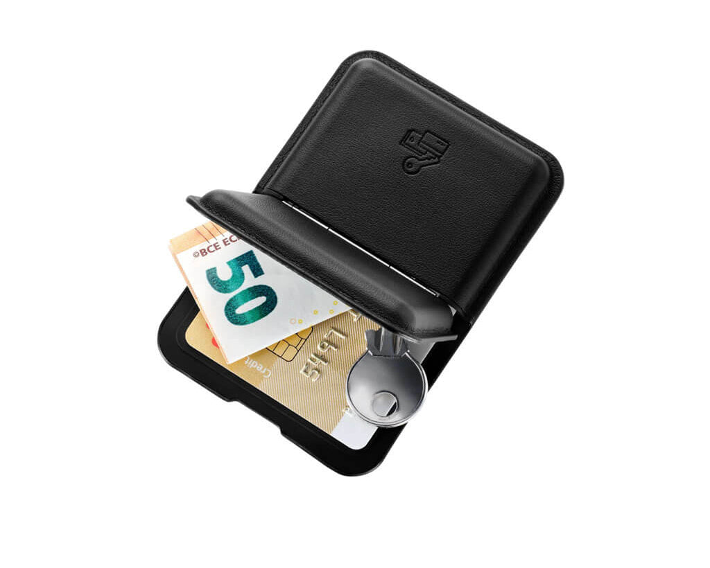 TROIKA MAGNETIC SAFE MagSafe card holder with space for 4 cards, cash or keys. Features a built-in phone stand and an additional adhesive metal ring.