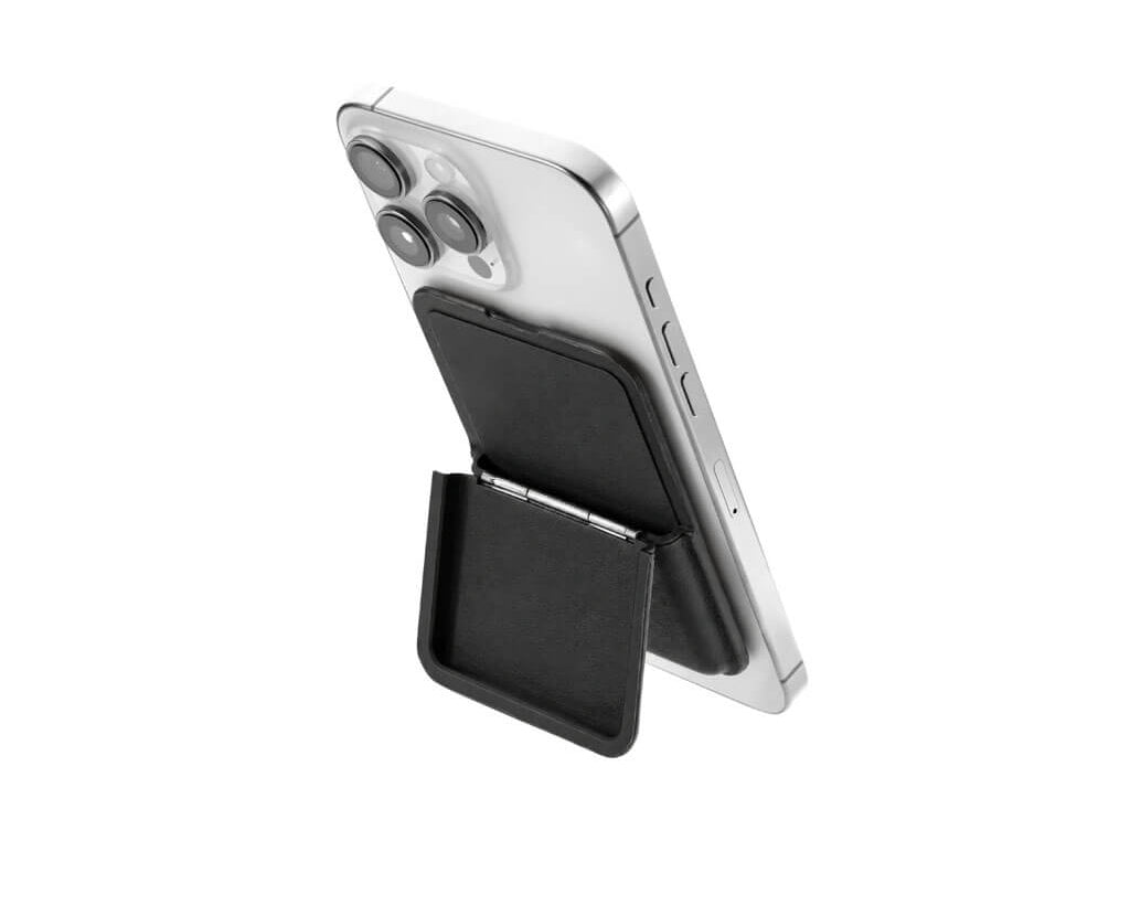 TROIKA MAGNETIC SAFE MagSafe card holder with space for 4 cards, cash or keys. Features a built-in phone stand and an additional adhesive metal ring.
