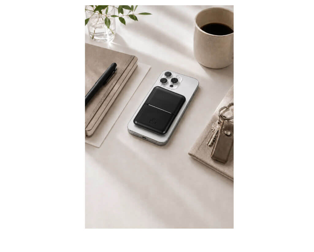 TROIKA MAGNETIC SAFE MagSafe card holder with space for 4 cards, cash or keys. Features a built-in phone stand and an additional adhesive metal ring.