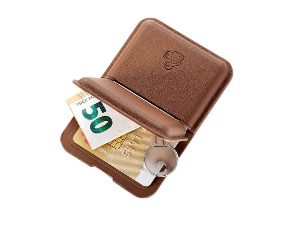 TROIKA MAGNETIC SAFE MagSafe card holder in brown with space for 4 cards, cash or keys. Features a built-in phone stand and adhesive metal ring.