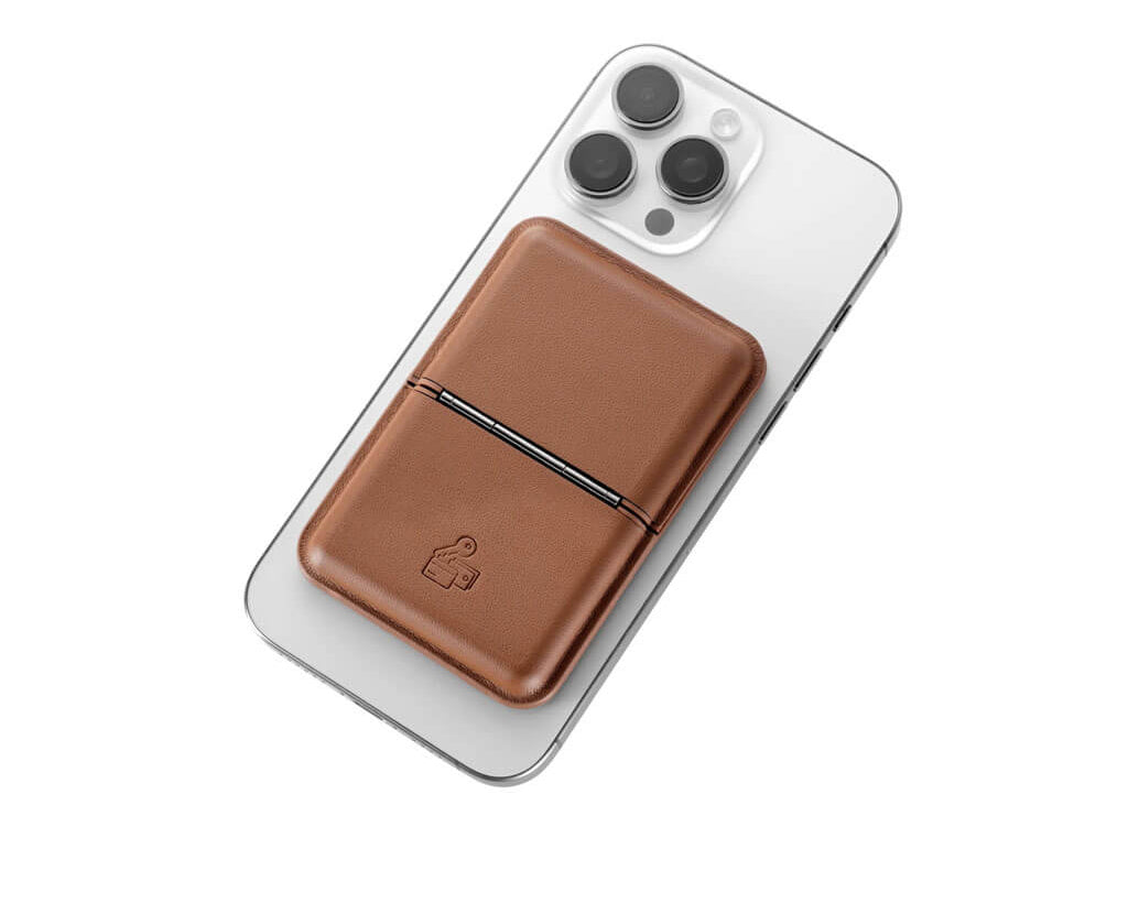 TROIKA MAGNETIC SAFE MagSafe card holder in brown with space for 4 cards, cash or keys. Features a built-in phone stand and adhesive metal ring.
