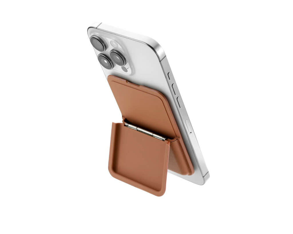 TROIKA MAGNETIC SAFE MagSafe card holder in brown with space for 4 cards, cash or keys. Features a built-in phone stand and adhesive metal ring.