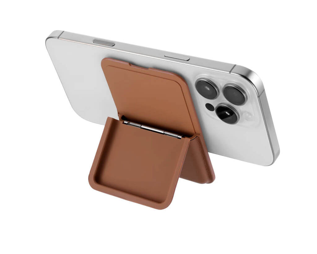 TROIKA MAGNETIC SAFE MagSafe card holder in brown with space for 4 cards, cash or keys. Features a built-in phone stand and adhesive metal ring.