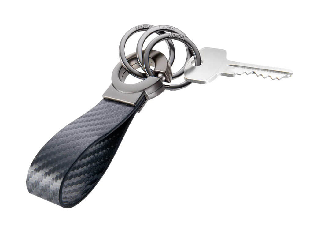 TROIKA KEYCLICK keyring with smart click fastener, carbon-look faux leather loop and 3 separate keyrings. Stylish gunmetal finish for everyday organization.